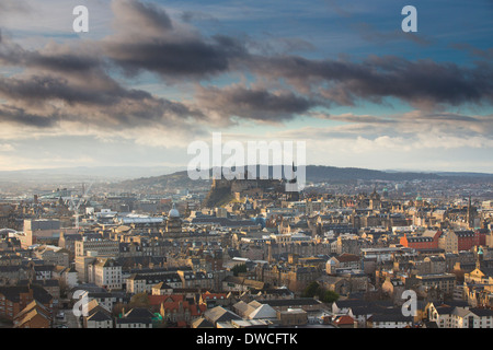 Vue sur le château d'Édimbourg à partir de Salisbury Crags Banque D'Images