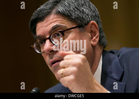 Washington DC, USA. 5 mars 2014. Le Secrétaire au Trésor, Jack Lew témoigne devant le comité sénatorial des finances au cours d'une audience sur le budget du président de l'AF2015 à Washington, D.C. le 5 mars 2014. Credit : Kristoffer Tripplaar/Alamy Live News Banque D'Images