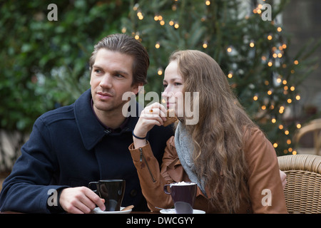 Couple sitting at outdoor cafe Banque D'Images