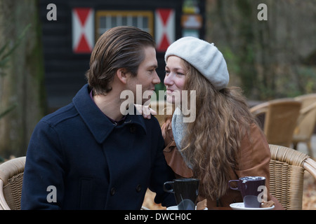 Couple sitting at outdoor cafe Banque D'Images