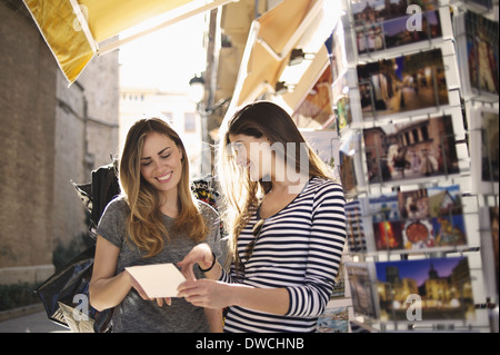 Jeune femme à la recherche d'amis à cartes postales, Valencia, Espagne Banque D'Images