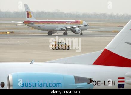 Vienne, Autriche. 28 Février, 2014. Un avion d'Iberia Air espagnole des taxis pour le décollage alors qu'un avion d'Austrian Airlines est prêt à l'aéroport de Vienne, Autriche, 28 février 2014. Photo : Soeren Stache/dpa/Alamy Live News Banque D'Images