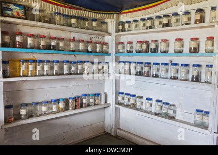 Pots de plantes médicinales sur les étagères de la medical center à l'Domje antiq du Népal dans la vallée de Tsum. Banque D'Images