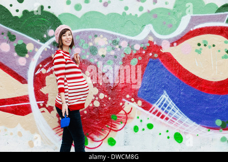 Femme enceinte, des graffitis dans l'arrière-plan Banque D'Images