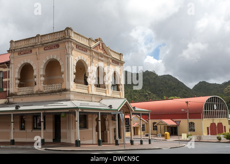 Empire Hotel & Original Railway Station Historic Queenstown, Tasmanie, Australie Banque D'Images