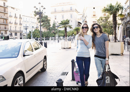 Deux jeunes amies de shopping, Valencia, Espagne Banque D'Images