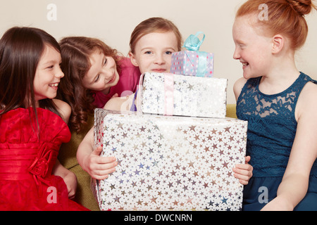 Girl holding cadeau d'anniversaire avec des amis Banque D'Images