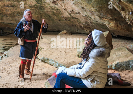 L'écoute de l'aîné Shawnee Hatten Ron parler de traditions et vie Shawnee en visitant la grotte de salpêtre, Hocking Hills Park Banque D'Images