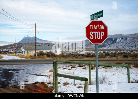 Panneau stop bilingue. Anglais et Nl'Akapmx. Nation Ashcroft, Colombie-Britannique, Canada Banque D'Images