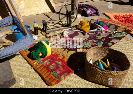 Matériaux de tissage et le séchage des piments dans la cour d'une maison de Prok, au Népal. Banque D'Images