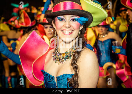 Sitges, Espagne. Mars 4th, 2014 : Un reveler effectue durant le défilé du carnaval à Sitges Crédit : Matthias Rickenbach/Alamy Live News Banque D'Images