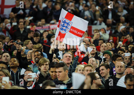 Londres, Royaume-Uni. Le 05 Mar, 2014. Un ventilateur un drapeau de l'Angleterre des vagues au cours de la fixture amical entre l'Angleterre et le Danemark du stade de Wembley. Credit : Action Plus Sport/Alamy Live News Banque D'Images