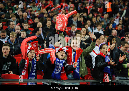 Londres, Royaume-Uni. Le 05 Mar, 2014. Les jeunes fans de l'Angleterre lors de l'International cheer fixture amical entre l'Angleterre et le Danemark du stade de Wembley. Credit : Action Plus Sport/Alamy Live News Banque D'Images