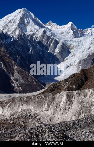 Les pics dans le cours supérieur de la Dudh Khola dans l'Himalaya du Népal. Banque D'Images