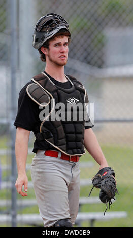 Saint Petersburg, Florida, USA. 5Th Mar, 2014. BORCHUCK JAMES | fois.Bloomingdale catcher Jamie Calloway pratiques avec ses coéquipiers Mercredi, Mars 5, 2014 à Bloomingdale High School. © James/Borchuck ZUMAPRESS.com/Alamy Tampa Bay Times/Live News Banque D'Images