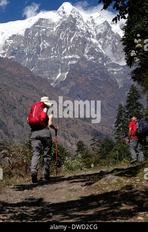 Randonneurs sur le sentier du circuit du Manaslu au Népal. Banque D'Images