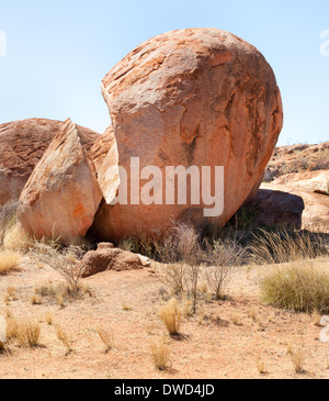 Formation de rochers ronds en Australie centrale appelée Devils Marbles Banque D'Images