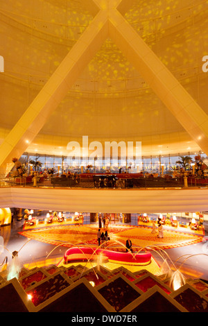 Hôtel Burj al Arab, l'intérieur de luxe décoré dans le hall hall au premier étage, DUBAÏ, ÉMIRATS ARABES UNIS, Émirats arabes unis Moyen-orient Banque D'Images