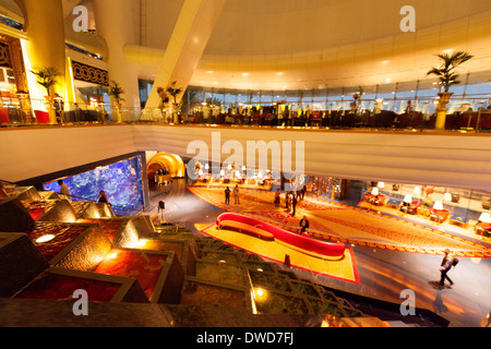 Hôtel Burj al Arab, l'intérieur de luxe décoré dans le hall hall au premier étage, DUBAÏ, ÉMIRATS ARABES UNIS, Émirats arabes unis Moyen-orient Banque D'Images