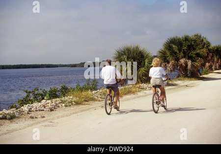 Les cyclistes sur route de la faune, J.N. 'Ding' Darling National Wildlife Refuge, Sanibel Island, Floride, USA. Banque D'Images