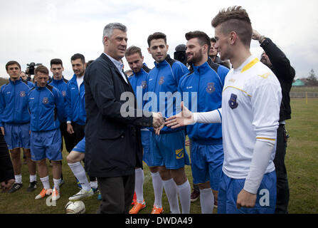 Pristina, Kosovo. 4e Mar, 2014. Le Premier Ministre du Kosovo Hashim Thaci félicite les membres de l'équipe nationale du Kosovo avant la pratique au stade de la KeK Kastriot/Obilic, district de Pristina. La joueront leur premier match de la FIFA, sanctionné d'un match amical contre Haïti, le mercredi 5 mars. PHOTO PAR JODI HILTON/NURPHOTO NurPhoto © Jodi Hilton//ZUMAPRESS.com/Alamy Live News Banque D'Images