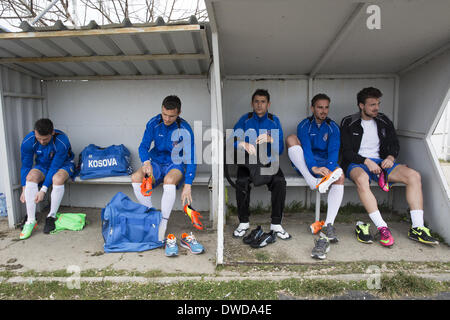 Pristina, Kosovo. 4e Mar, 2014. Membres de l'Équipe nationale de se préparer à la pratique au stade de la KeK Kastriot/Obilic, district de Pristina. La joueront leur premier match de la FIFA, sanctionné d'un match amical contre Haïti, le mercredi 5 mars. PHOTO PAR JODI HILTON/NURPHOTO NurPhoto © Jodi Hilton//ZUMAPRESS.com/Alamy Live News Banque D'Images