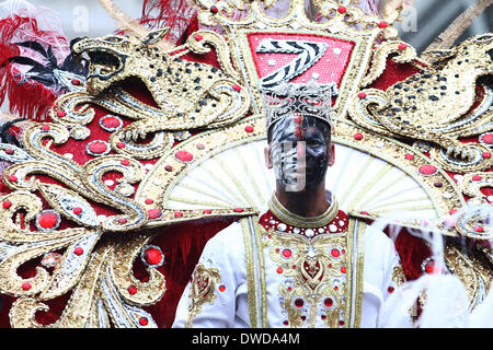 La Nouvelle-Orléans, Louisiane, Etats-Unis. 4e Mar, 2014. Le roi de la Krewe of Zulu Parade repose sur un flotteur dans la Nouvelle-Orléans, Louisiane le 4 mars 2014. La Nouvelle Orléans célèbre le cullmination de Mardi Gras sur le Mardi Gras. © Dan Anderson/ZUMAPRESS.com/Alamy Live News Banque D'Images