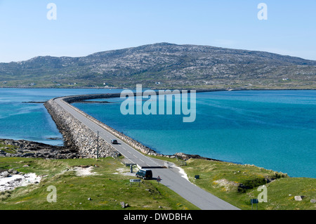 L'Eriskay Causeway, qui relie les îles d'Eriskay et South Uist, Western Isles, Ecosse, Royaume-Uni. Vu de l'Eriskay côté. Banque D'Images