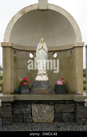 Statue de "Notre Dame de Lourdes" à l'extérieur en chapelle routière, South Uist, Western Isles, Ecosse, Royaume-Uni Banque D'Images