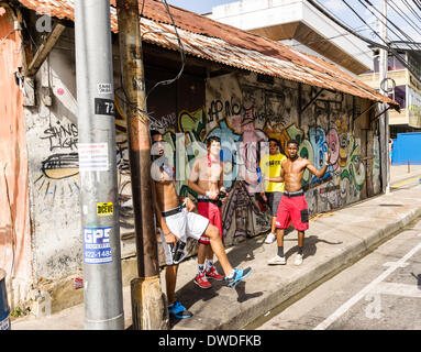 Port of Spain, Trinidad, 4 mars 2014. Masqueraders dans le 'Carnaval' Harts Mascamp sous le thème "De l'amour et la guerre". Crédit : Tom Arne Hanslien/Alamy Live News Banque D'Images