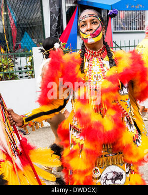 Port of Spain, Trinidad, 4 mars 2014. Masquerader de style Amérindien costumes dans la Port d'Espagne Carnaval. Crédit : Tom Arne Hanslien/Alamy Live News Banque D'Images