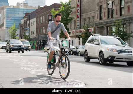 Jeune homme monté sur un vélo Bixi au centre-ville de Montréal, province de Québec, Canada. Banque D'Images