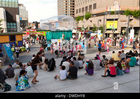 Spectacle en plein air pour les enfants qui s'est tenu sur la Place des Festivals de Montréal au cours du Festival Juste pour rire. Banque D'Images