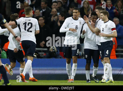 Londres, Royaume-Uni. 5Th Mar, 2014. Daniel Sturridge (3e R) de l'Angleterre fête marquant avec ses coéquipiers lors d'un match de football amical entre l'Angleterre et le Danemark au stade de Wembley à Londres, Angleterre le 5 mars 2014. L'Angleterre a gagné 1-0. Credit : Wang Lili/Xinhua/Alamy Live News Banque D'Images