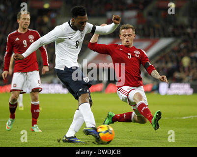 Londres, Royaume-Uni. 5Th Mar, 2014. Daniel Sturridge(C) de l'Angleterre passe le ballon lors d'un match de football amical entre l'Angleterre et le Danemark au stade de Wembley à Londres, Angleterre le 5 mars 2014. L'Angleterre a gagné 1-0. Credit : Wang Lili/Xinhua/Alamy Live News Banque D'Images