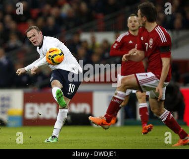 Londres, Royaume-Uni. 5Th Mar, 2014. Wayne Rooney(L) d'Angleterre pousses durant un match de football amical entre l'Angleterre et le Danemark au stade de Wembley à Londres, Angleterre le 5 mars 2014. L'Angleterre a gagné 1-0. Credit : Wang Lili/Xinhua/Alamy Live News Banque D'Images