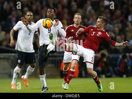 Londres, Royaume-Uni. 5Th Mar, 2014. Daniel Sturridge(2L) d'Angleterre rivalise avec Peter Ankersen du Danemark lors d'un match de football amical entre l'Angleterre et le Danemark au stade de Wembley à Londres, Angleterre le 5 mars 2014. L'Angleterre a gagné 1-0. Credit : Wang Lili/Xinhua/Alamy Live News Banque D'Images