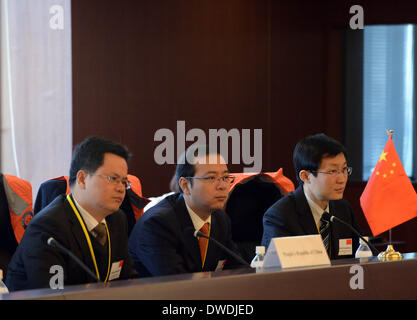 Tokyo, Japon. 6Th Mar, 2014. Fonctionnaires de la Chine de participer à la deuxième exercice sur table trilatérales (TTX) sur la gestion des catastrophes s'est tenue à Tokyo, Japon, le 6 mars 2014. Selon le Secrétaire général, "la Shigeo Iwatani 2e TTX permettra d'accroître la compréhension mutuelle de l'aide humanitaire et secours en cas de mécanismes et procédures du pays touché (Japon) et d'aider les pays (la Chine et la Corée du Sud) en réponse aux catastrophes naturelles de grande ampleur." Crédit : Ma Ping/Xinhua/Alamy Live News Banque D'Images