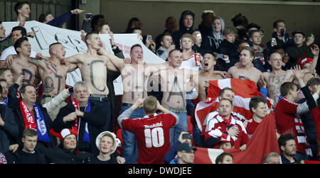 Londres, Royaume-Uni. 5Th Mar, 2014. Fans de Danemark montrer leur appui lors d'un match de football amical entre l'Angleterre et le Danemark au stade de Wembley à Londres, Angleterre le 5 mars 2014. Le Danemark a perdu 0-1. Credit : Wang Lili/Xinhua/Alamy Live News Banque D'Images