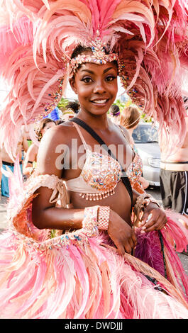 Port of Spain, Trinidad, 4 mars 2014. Masquerader dans le 'Carnaval' Harts Mascamp sous le thème "De l'amour et la guerre". Crédit : Tom Arne Hanslien/Alamy Live News Banque D'Images