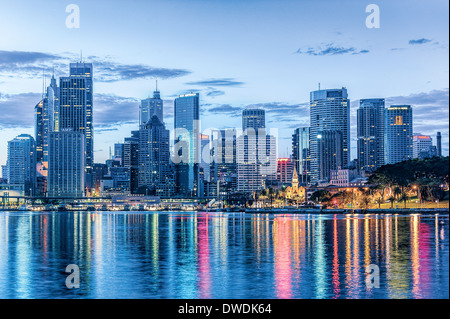 Les lumières de la ville de Sydney compte sur l'eau dans le port , Australie Banque D'Images