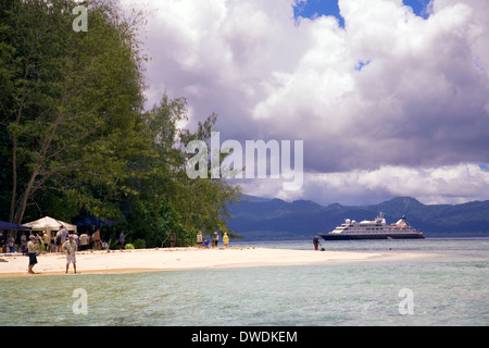 La société australienne est Orion expedition cruiser par off Kennedy Island pendant que les passagers profitez d'une visite, les Îles Salomon Banque D'Images