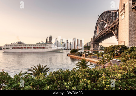 Dawn Princess Cruise navire entrant dans le port de Sydney Australie Banque D'Images