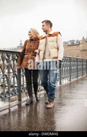 Toute la longueur du jeune couple walking on bridge Banque D'Images