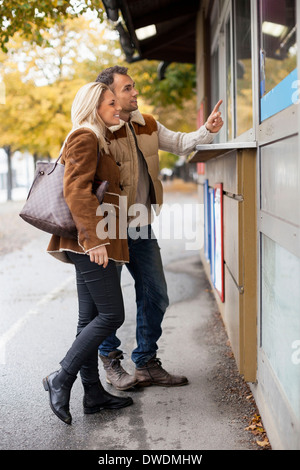 Jeune couple de commander de la nourriture de store sur street Banque D'Images