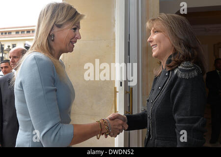 Bogota, Colombie. 5Th Mar, 2014. Image fournie par la présidence de la Colombie montre Première Dame Colombienne Maria Clemencia Rodriguez (R) se serrer la main avec la reine Maxima, des Pays-Bas, de la Casa de Nariño, à Bogota, capitale de la Colombie, le 5 mars 2014. La Première Dame a rencontré la reine des Pays-Bas pour analyser les programmes d'attention de l'enfant Crédit : Javier Casella/Colombie/Xinhua/Présidence du Alamy Live News Banque D'Images