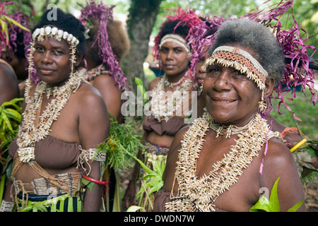 Danseurs costumés traditionnellement à leur tour d'accueillir les passagers du navire d'expédition australienne Orion Banque D'Images