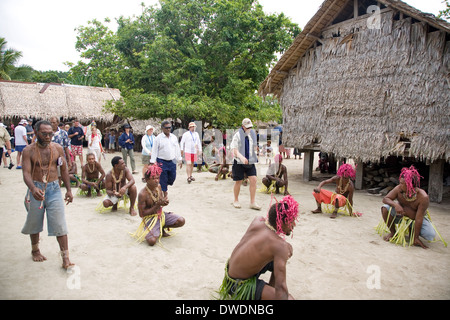 Danseurs costumés traditionnellement effectuer pour les passagers du navire de l'expédition australienne Orion Banque D'Images