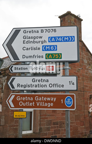 Plusieurs panneaux routiers en direction de Gretna Green en Ecosse Banque D'Images