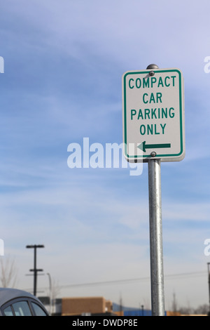 Parking voiture compacte seul signe Banque D'Images